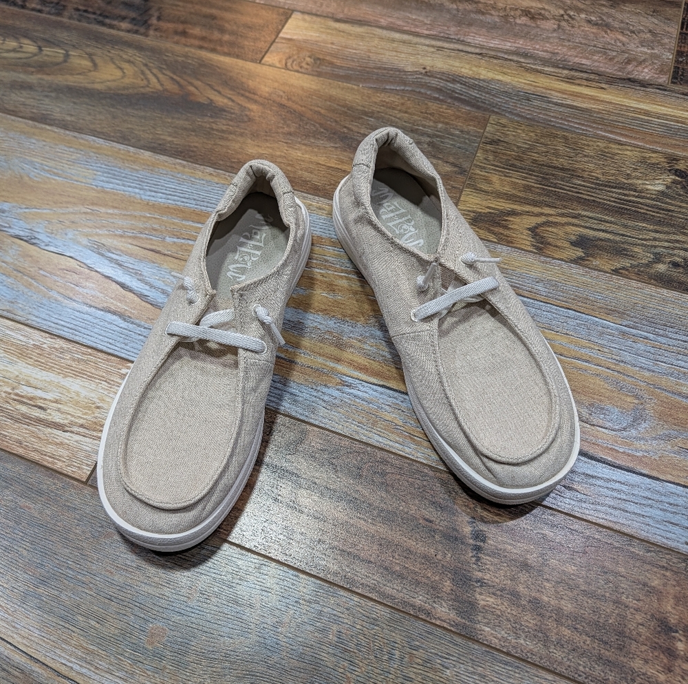 Mad Love Lizzy Canvas Sneakers Sz 9 Cream